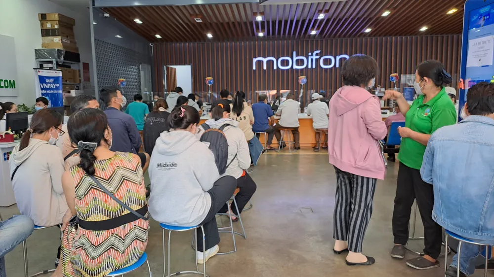 Phòng giao dịch đón lượng khách rất đông khách tới giao dịch. Ảnh: Thu Hà Phòng giao dịch đón lượng khách rất đông khách tới giao dịch. Ảnh: Thu Hà