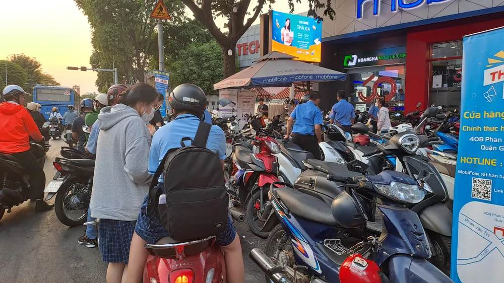 Chiều muộn nhưng các điểm giao dịch của nhà mạng tại TP.HCM vẫn đông kín người. Ảnh: Thu Hà