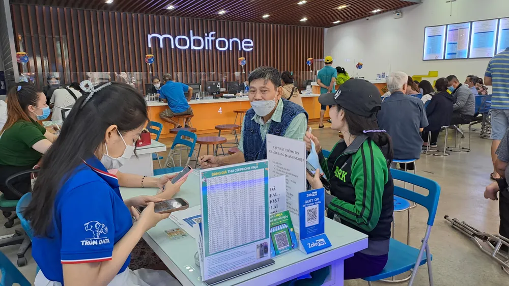 Khách hàng lớn tuổi đang thực hiện chuẩn hóa thông tin thuê bao tại một điểm giao dịch của nhà mạng MobiFone. Ảnh: THU HÀ Khách hàng lớn tuổi đang thực hiện chuẩn hóa thông tin thuê bao tại một điểm giao dịch của nhà mạng MobiFone. Ảnh: THU HÀ