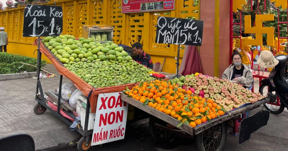 Quýt có cuống lá xanh, quả đồng đều được tiểu thương giới thiệu là quýt Úc nhưng thực chất là quýt Trung Quốc đang được bán nhiều ở chợ và vỉa hè TP.HCM. Ảnh: Thu Hà