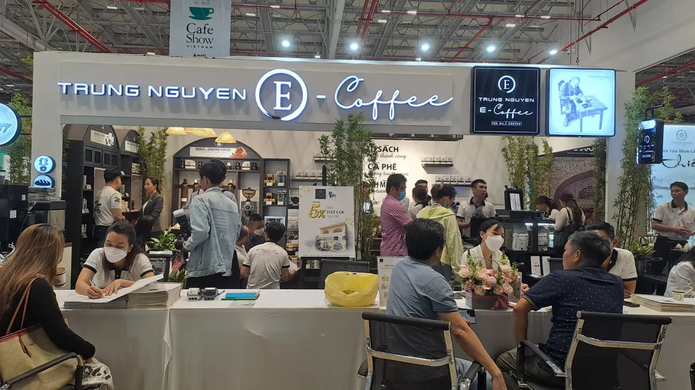 Khách hàng nghe tư vấn về mô hình nhượng quyền của một thương hiệu cà phê có tiếng tại Việt Nam. Ảnh: Thu Hà Khách hàng nghe tư vấn về mô hình nhượng quyền của một thương hiệu cà phê có tiếng tại Việt Nam. Ảnh: Thu Hà