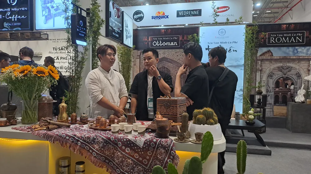 Khách hàng thích thú trước một thương hiệu cà phê thiền. Ảnh: Thu Hà Khách hàng thích thú trước một thương hiệu cà phê thiền. Ảnh: Thu Hà