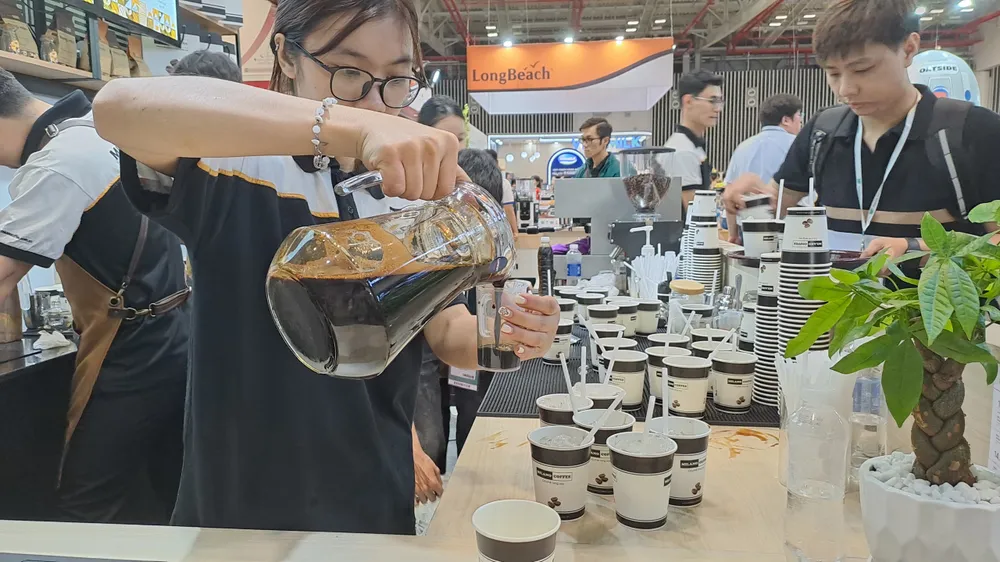 Cà phê được nhân viên pha chế để phục vụ miễn phí cho khách tham quan triển lãm. Ảnh: Thu Hà Cà phê được nhân viên pha chế để phục vụ miễn phí cho khách tham quan triển lãm. Ảnh: Thu Hà