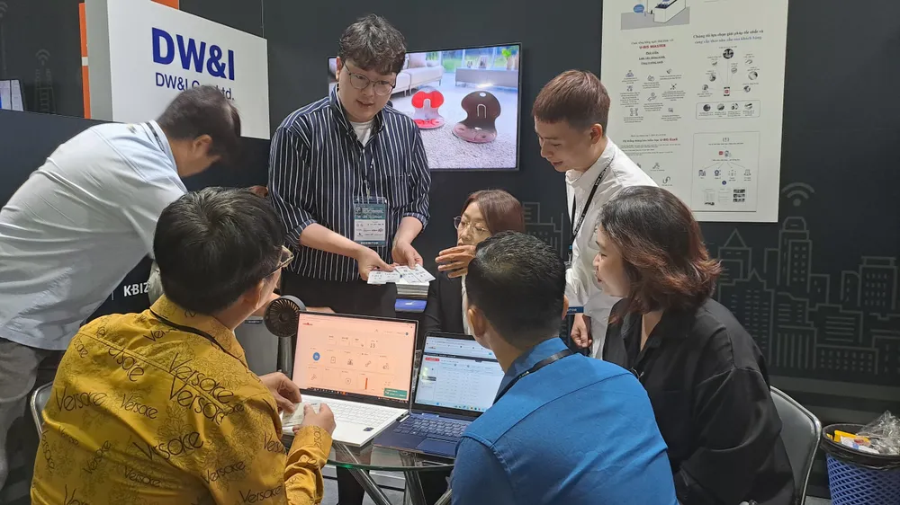 Một doanh nghiệp Hàn Quốc giới thiệu ứng dụng thông minh trong việc quản lý nhân sự. Ảnh: THU HÀ Một doanh nghiệp Hàn Quốc giới thiệu ứng dụng thông minh trong việc quản lý nhân sự. Ảnh: THU HÀ