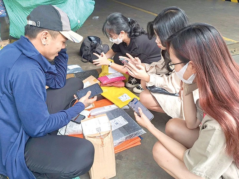 Người mua sắp được kiểm tra hàng trước khi nhận khi mua hàng trên Shopee. Ảnh: THU HÀ