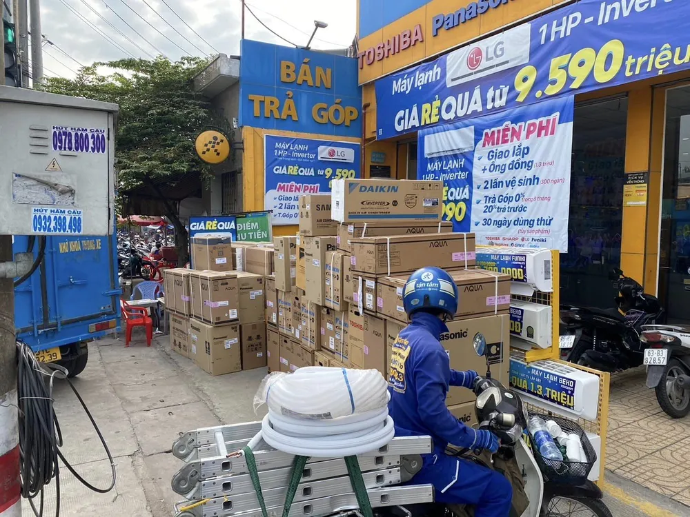 Các đơn vị bán lẻ lẫn các hãng sản xuất đều chú trọng phân khúc giá rẻ, bình dân phù hợp với túi tiền người dân trong bối cảnh hiện nay. Ảnh: Đoàn Văn Hiểu Em Các đơn vị bán lẻ lẫn các hãng sản xuất đều chú trọng phân khúc giá rẻ, bình dân phù hợp với túi tiền người dân trong bối cảnh hiện nay. Ảnh: Đoàn Văn Hiểu Em