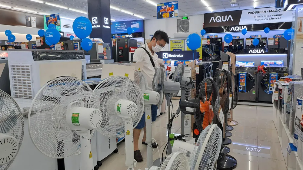 Khách đang tham quan khu vực bán quạt làm mát. Ảnh: Thu Hà Khách đang tham quan khu vực bán quạt làm mát. Ảnh: Thu Hà