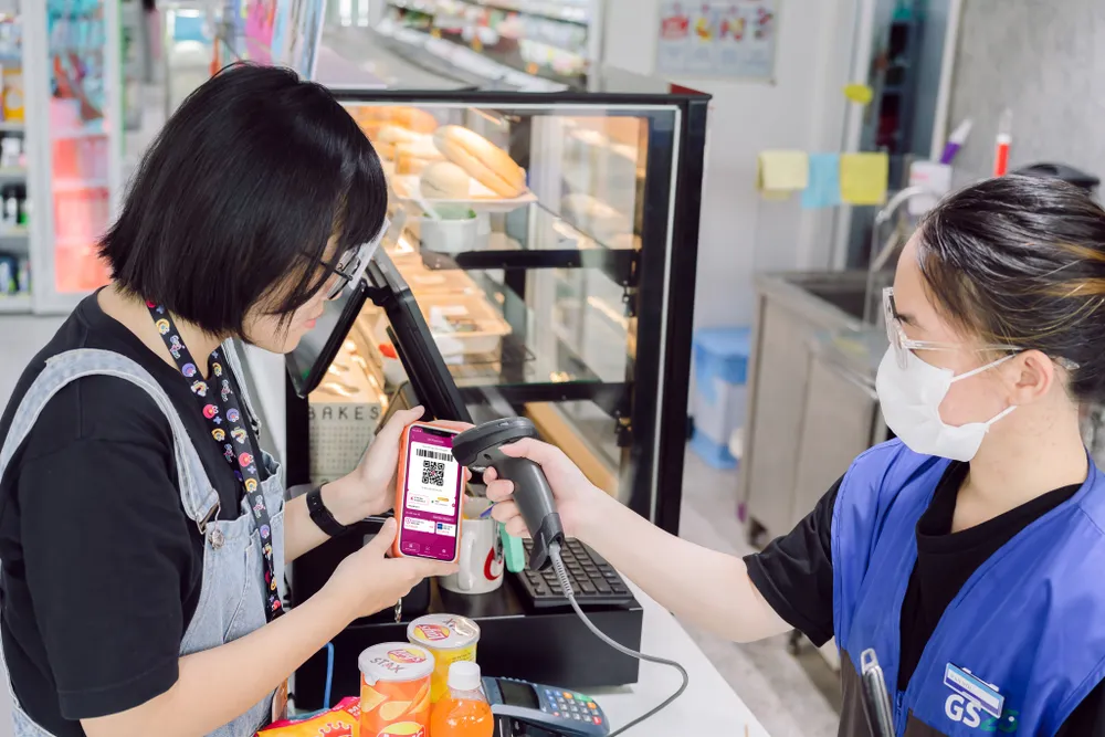 Người tiêu dùng Việt ngày càng quen với việc thanh toán không tiền mặt. Ảnh: Thu Hà
