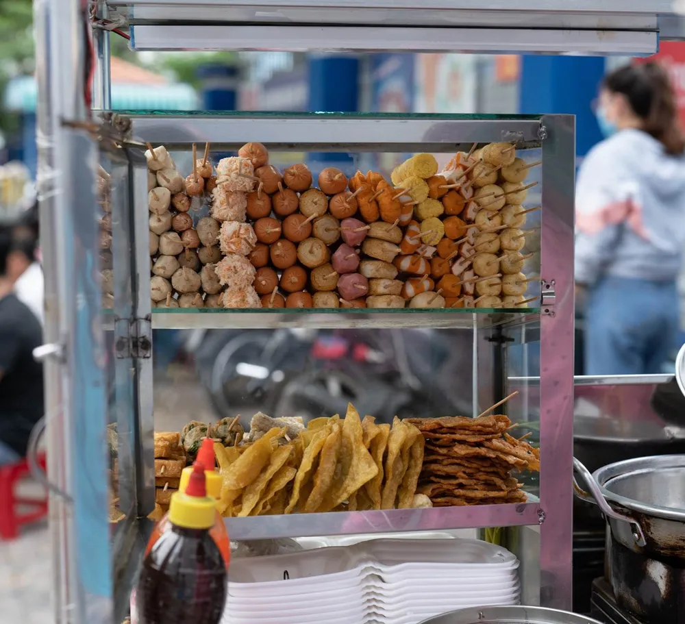 Xúc xích có thể chứa nhiều muối và chất béo bão hòa. Ảnh: MINH HOÀNG Xúc xích có thể chứa nhiều muối và chất béo bão hòa. Ảnh: MINH HOÀNG