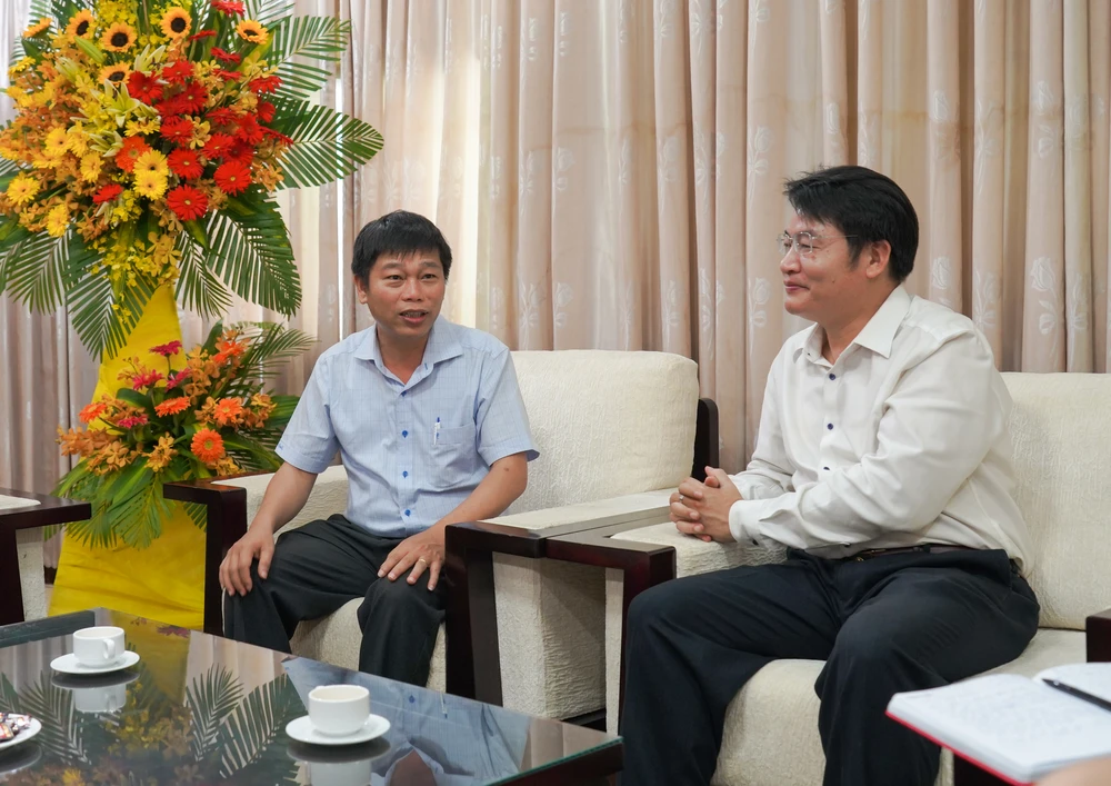 Ông Huỳnh Minh Hải tới thăm và chúc mừng báo Pháp Luật TP.HCM nhân ngày 21-6. ẢNH: MINH HOÀNG