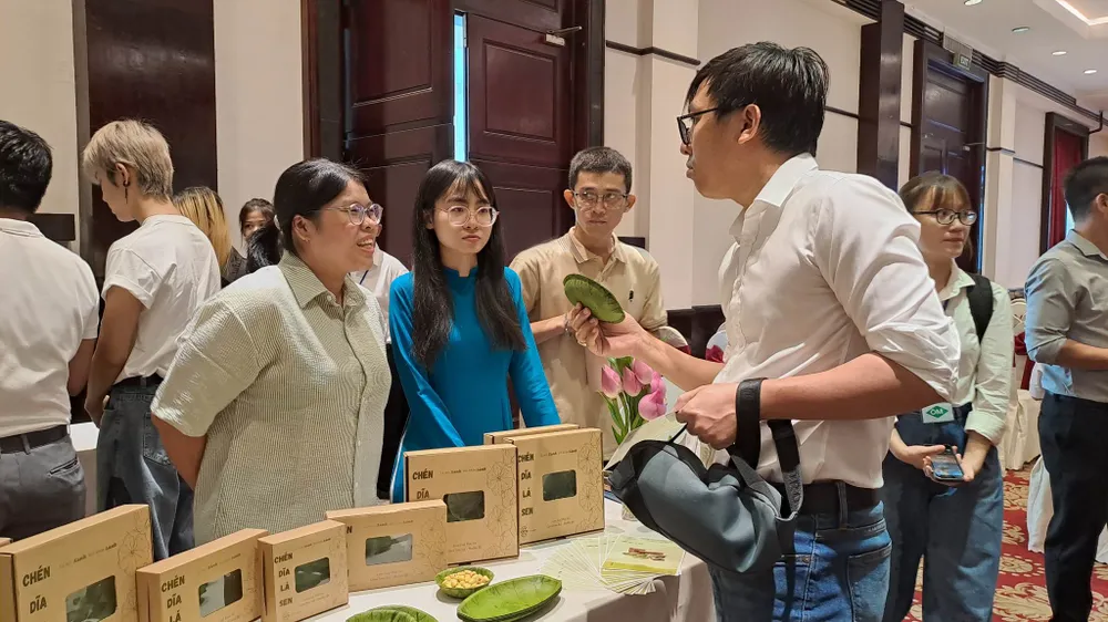 Các doanh nghiệp sản xuất xanh có thể kiếm lời từ việc bán tín chỉ carbon. Trong hình: Một doanh nghiệp sản xuất chén bát từ lá sen. ẢNH: THU HÀ