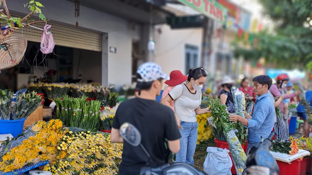 Năm nay, giá hoa ngày Tết Đoan Ngọ không tăng nhiều. Hoa cúc là mặt hàng bán chạy nhất dịp này. Ảnh: THU HÀ