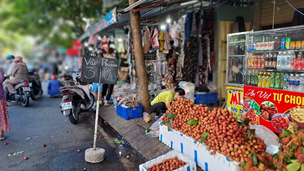 Vải thiều chỉ 30.000 đồng/kg nên được nhiều người dân mua về cúng. Ảnh: THU HÀ