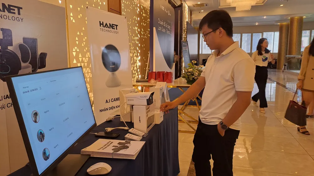 Camera Ai - ứng dụng trong việc quản lý nhân sự tham gia giới thiệu sản phẩm tại hội thảo. ẢNH: THU HÀ Camera Ai - ứng dụng trong việc quản lý nhân sự tham gia giới thiệu sản phẩm tại hội thảo. ẢNH: THU HÀ