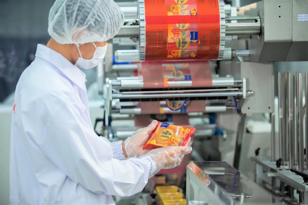 Kido tăng sản lượng bánh trung thu bán ra trên thị trường vì kỳ vọng sức mua sẽ tăng cao. Ảnh: THU HÀ