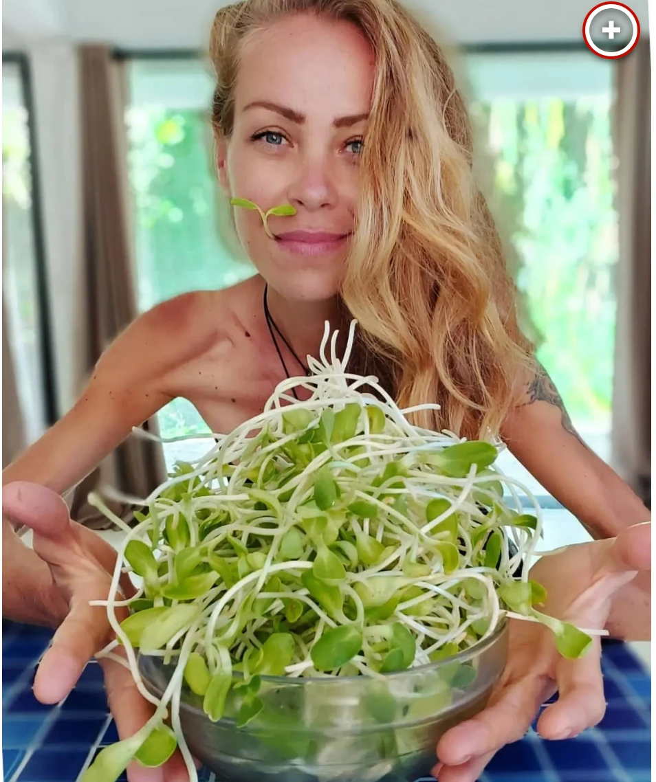 Samsonavo chọn cách ăn thô và thuần ăn với trái cây, mầm hạt hướng dương, sinh tố trái cây và nước ép. Ảnh: New York Post.