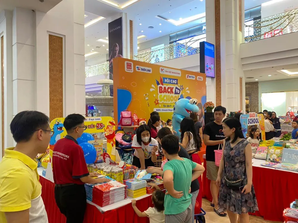 Sức mua các mặt hàng phục vụ năm mới tăng. ẢNH: THU HÀ