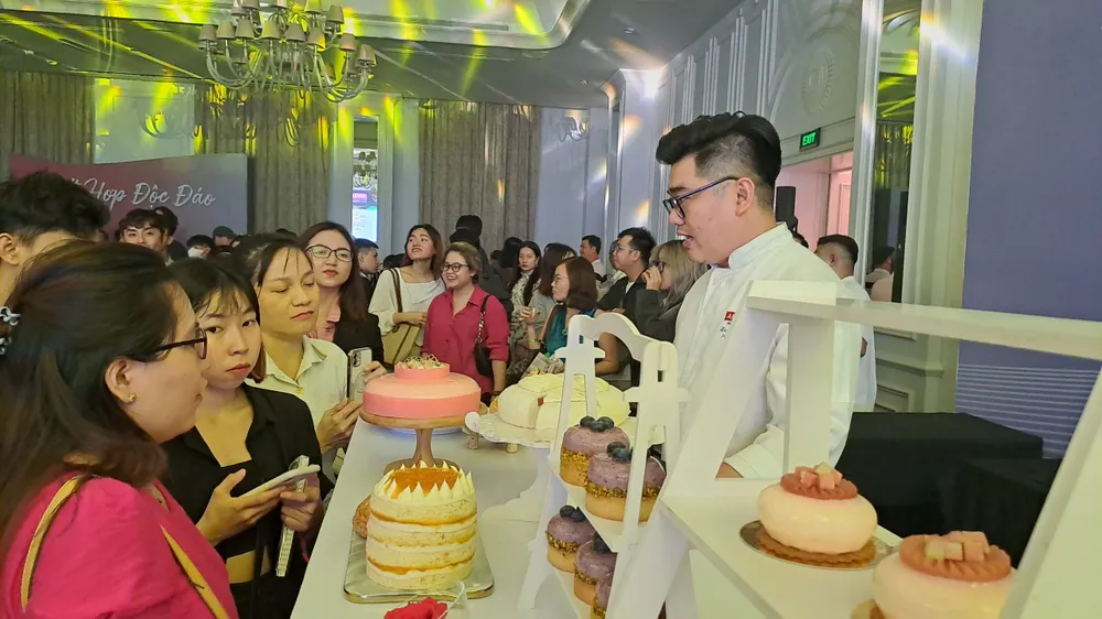 Quầy bánh sử dụng trái cây Việt như ổi, xoài, đào... thu hút sự tò mò từ nhiều người dùng, tại một sự kiện F&amp;B gần đây ở TP.HCM. Ảnh: THU HÀ