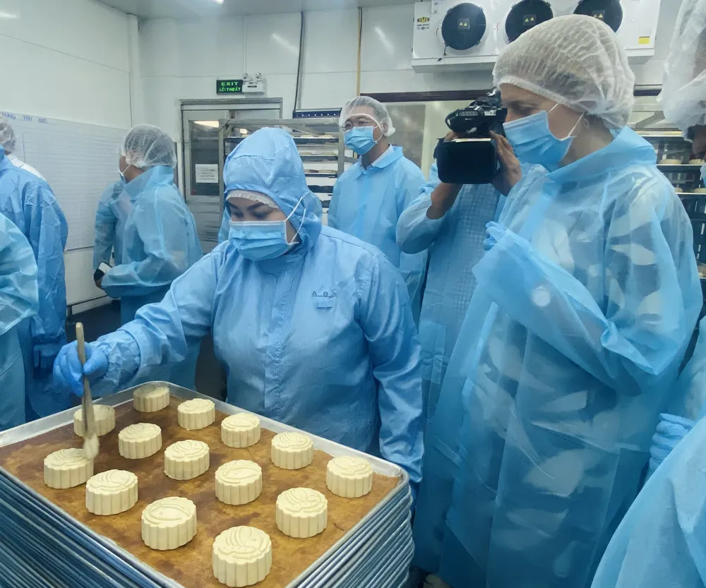 Tổng lãnh sự quán Hoa Kỳ tại Việt Nam thăm nhà máy sản xuất bánh ABC Bakery. ẢNH: Lãnh sự quán cung cấp.