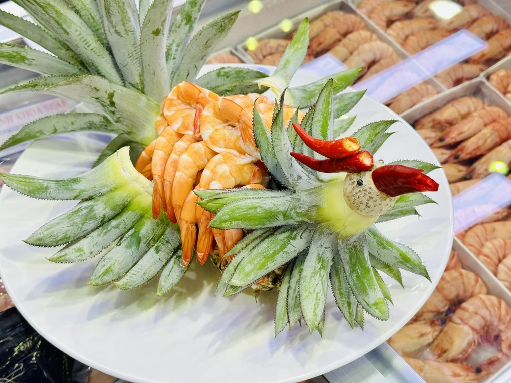 Năm nay, nhiều doanh nghiệp không chỉ triển lãm thủy sản đông lạnh mà còn chế biến chín để khách hàng có thể thưởng thức. ẢNH: THU HÀ