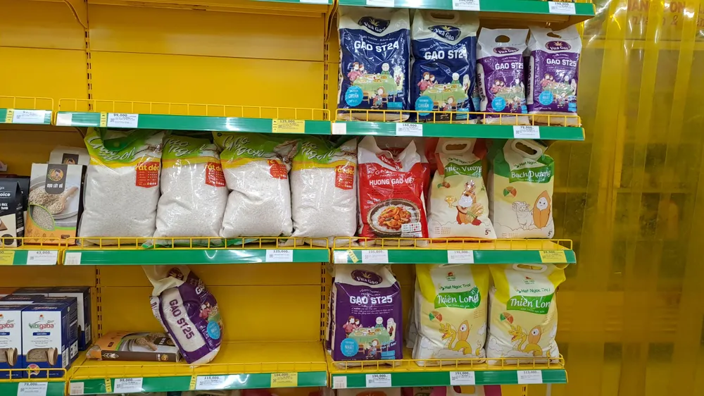 Bên cạnh thịt, cá thì gạo là mặt hàng đang được nhiều siêu thị chạy nhiều chương trình khuyến mãi. ẢNH: THU HÀ