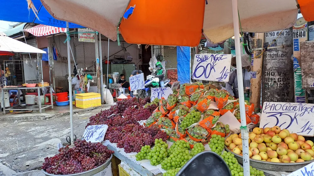 Nho mẫu đơn Trung Quốc đang ồ ạt về chợ với giá từ 120.000 - 170.000 đồng/kg. Ảnh: THU HÀ Nho mẫu đơn Trung Quốc đang ồ ạt về chợ với giá từ 120.000 - 170.000 đồng/kg. Ảnh: THU HÀ