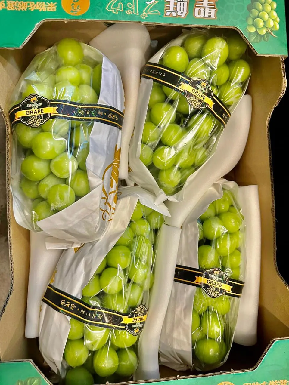 Nho mẫu đơn Trung Quốc đóng theo thùng được rao bán trên mạng xã hội với giá 299.000 đồng/thùng. Ảnh: ĐỨC HIỀN Nho mẫu đơn Trung Quốc đóng theo thùng được rao bán trên mạng xã hội với giá 299.000 đồng/thùng. Ảnh: ĐỨC HIỀN