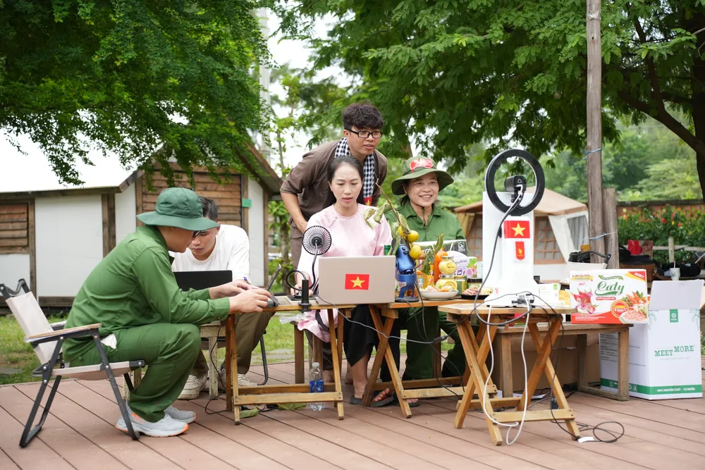 Một nhà bán hàng OCOP đang livestream tại Cần Giờ. Ảnh: ÁI QUYÊN livestream-ocop.jpeg
