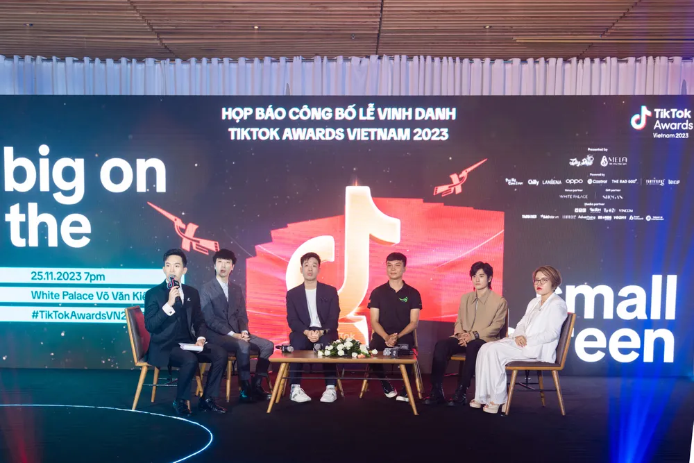 TikToker Tuấn Ngọc (thứ 3 từ trái qua) cho biết anh đang kiếm tiền khủng từ nền tảng TikTok. Ảnh: Thu Hà tiktok