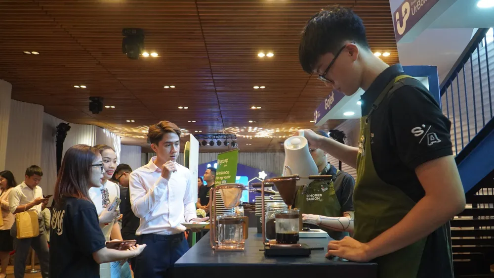 Một doanh nghiệp đang giới thiệu mô hình và giá trị tới khách hàng. Ảnh: THU HÀ TÍCH ĐIỂM