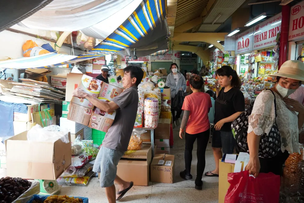 Hàng hóa tết đã sẵn sàng "chờ" người tiêu dùng chi tiêu. Ảnh: THU HÀ banh-keo.jpg