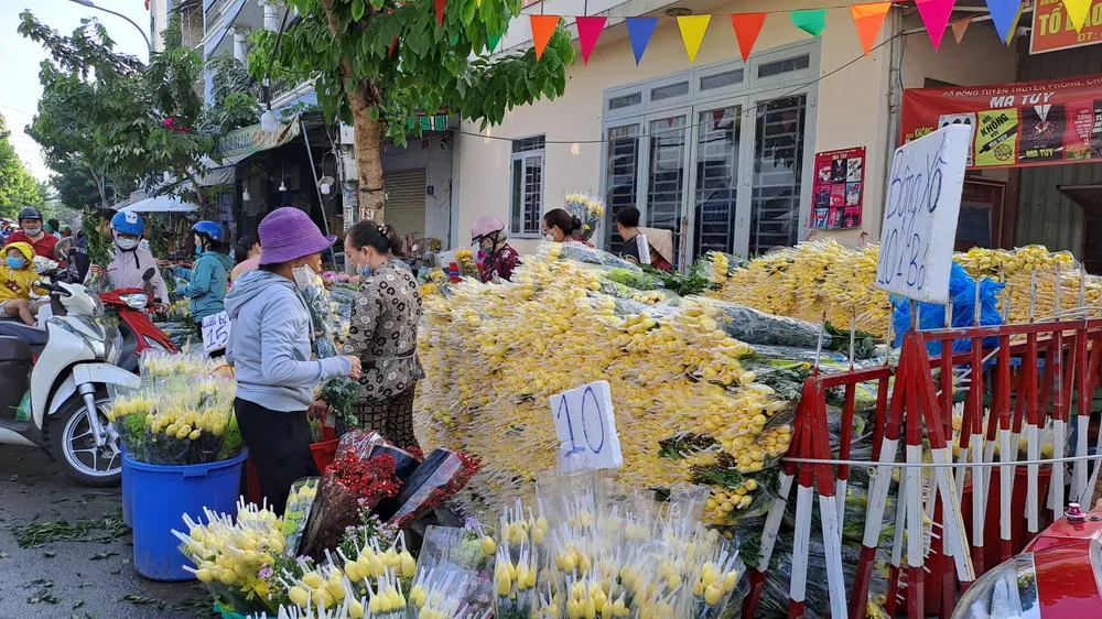 Nguồn cung tốt nhưng sức mua kém khiến giá hoa giảm. Ảnh: THU HÀ giá