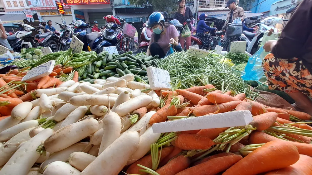Giá rau củ về chợ giảm 10% - 50% so với cùng kỳ năm ngoái. Ảnh: THU HÀ giá