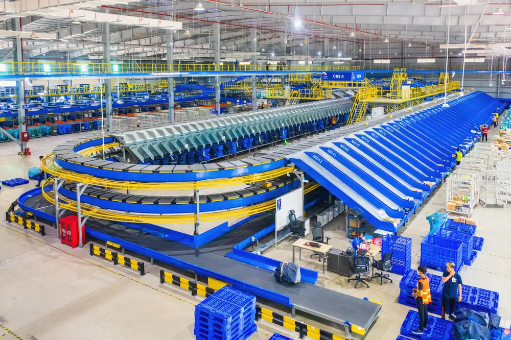 Một sàn TMĐT ứng dụng AI, học máy vào kho vận để đẩy nhanh tiến độ phân loại hàng hóa và giao hàng. Ảnh: THU HÀ mua sắm