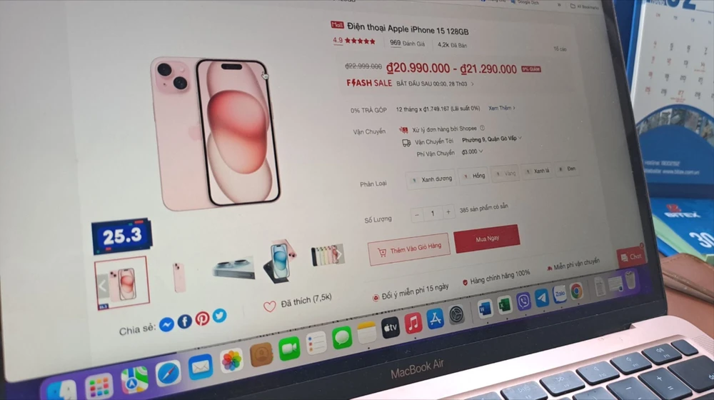 Sức hút nhờ giá tốt đã ảnh hưởng mạnh mẽ đến hành vi mua hàng của người dân. Ảnh: THU HÀ iphone15