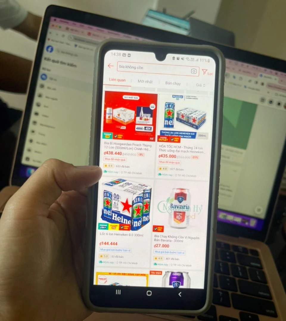 Bia không cồn đang có sức mua tăng không chỉ ở cửa hàng tạp hóa mà còn trên các nền tảng kinh doanh online. ẢNH: THU HÀ bia không cồn