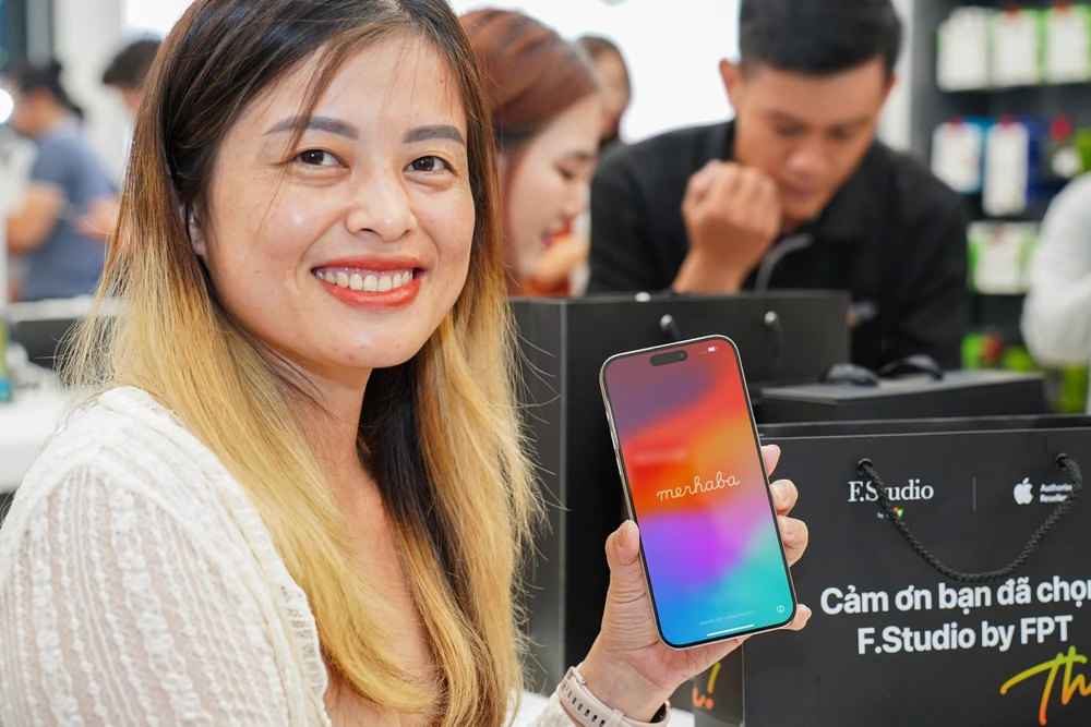 Ngành hàng giá trị cao như công nghệ, điện máy đang bán chạy trên các sàn thương mại điện tử. Ảnh trong bài: Iphone 15 mở bán tại FPT Shop. ẢNH: MINH HOÀNG tiktok shop