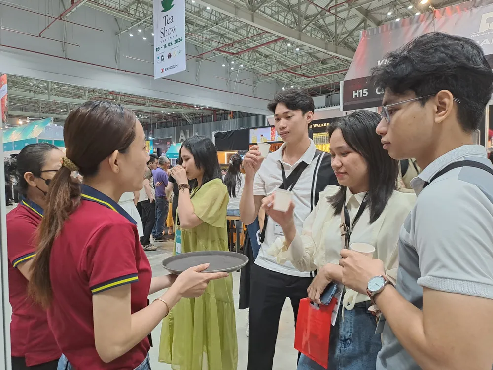 Du khách thưởng thức trà- cà phê tại triển lãm. ẢNH: THU HÀ CÀ PHÊ