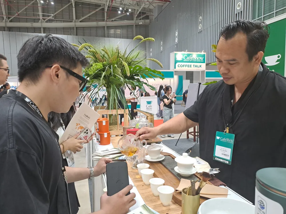 Gian hàng trà hữu cơ của anh Dương Tử Cương tấp nập khách tham quan. ẢNH: THU HÀ TRÀ Ô LONG