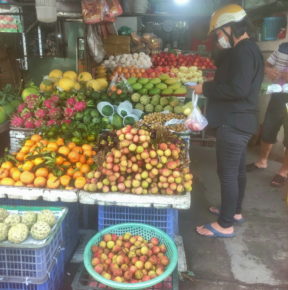 Vải thiều về chợ giá cao. Ảnh: ĐỒNG NHÂN Vải thiều