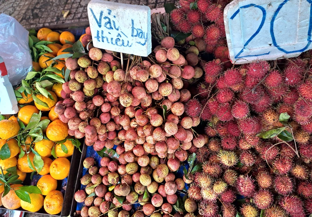 Vải thiều bán tại chợ truyền thống TP.HCM. Ảnh: THU HÀ Vải thiều
