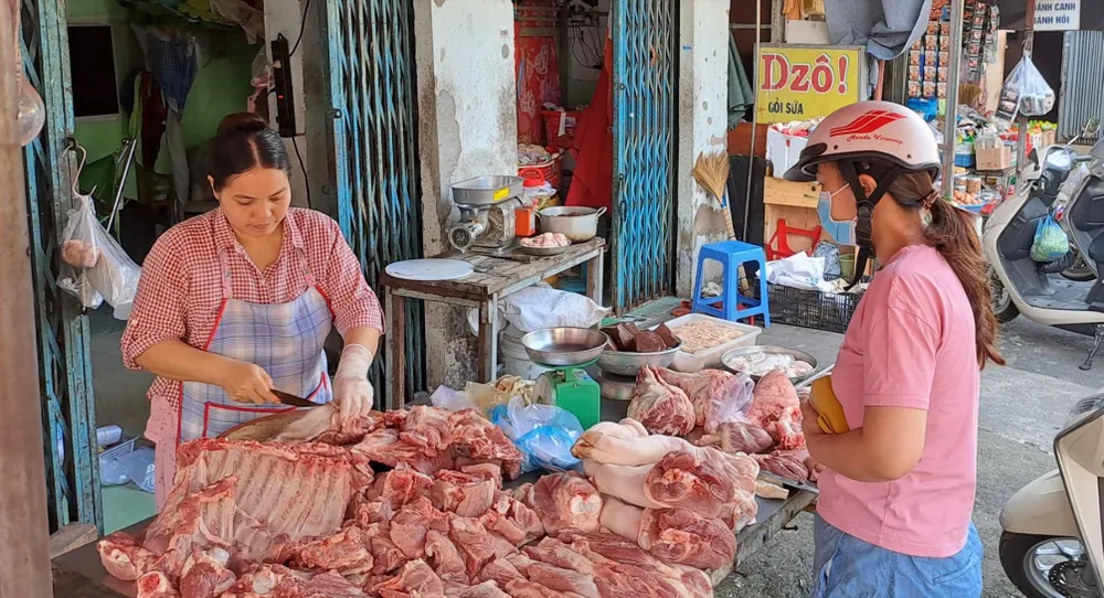 Khi mua thịt heo người dân cần lưu ý tới bề mặt thịt, phần mỡ và nạc cũng như mùi hương của thịt. Ảnh: THU HÀ Thịt heo