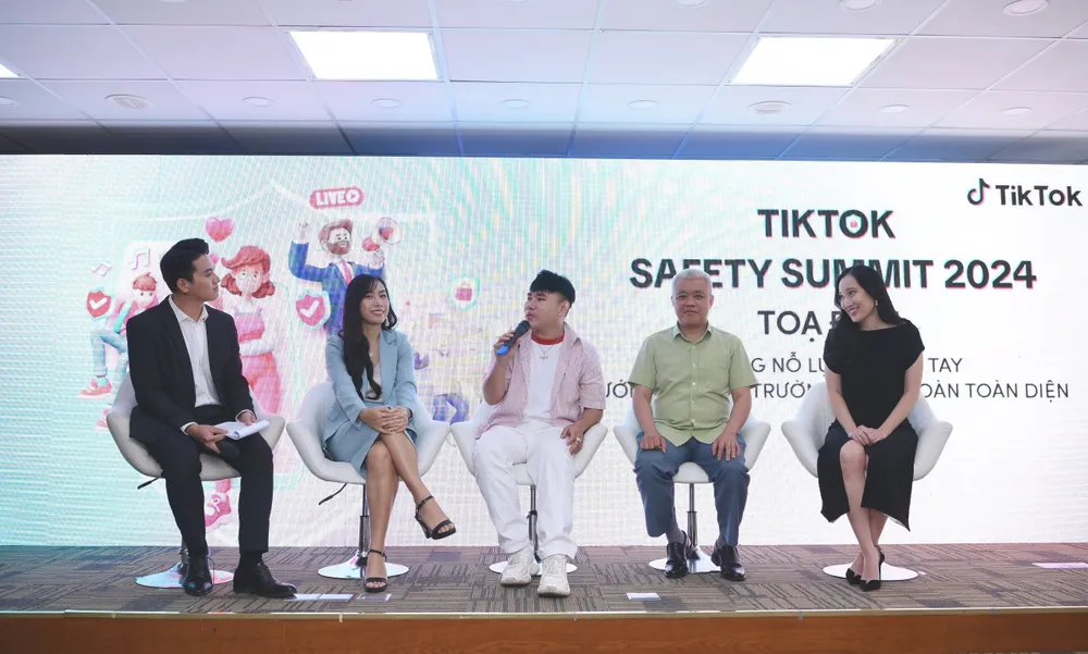 Thiện Nhân (ở giữa) kể câu chuyện bị khóa kênh TikTok vì gả cháu cho khán giả trên sóng livestream. Ảnh: THU HÀ trẻ vị thành niên
