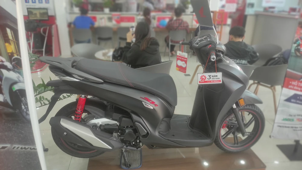 Xe Honda SH tại đại lý đang bán với giá cao hơn nhiều so với giá niêm yết. Ảnh: HỒNG NHẬT