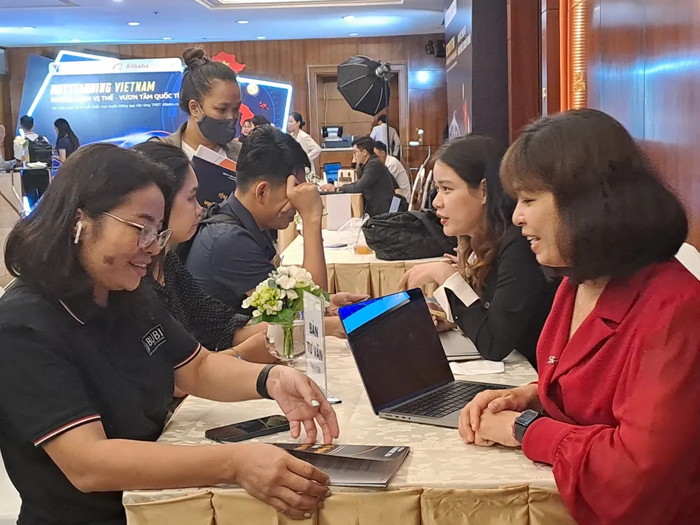 Doanh nghiệp Việt tham gia tư vấn tại hội nghị. Ảnh: THU HÀ xuyên biên giới
