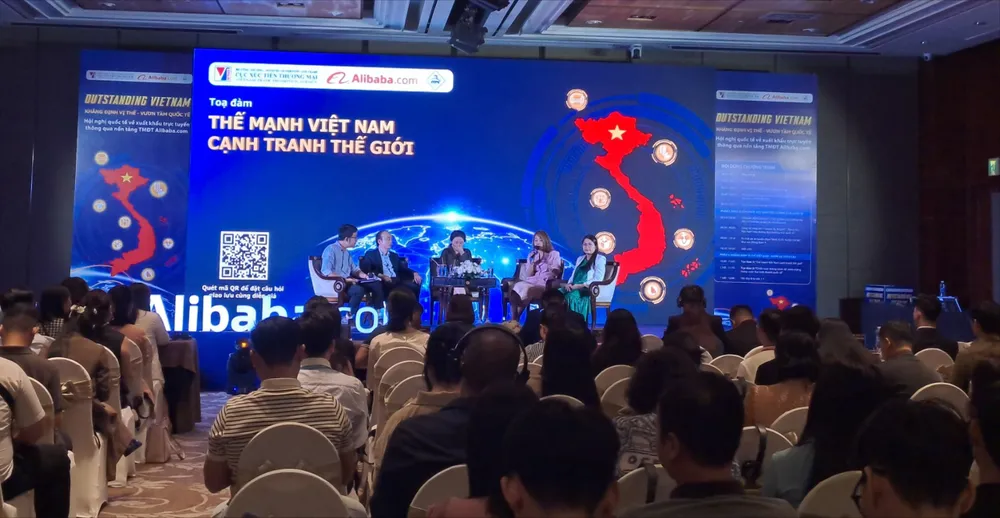 Các chuyên gia thảo luận tại Hội nghị quốc tế về xuất khẩu trực tuyến qua Alibaba.com. Ảnh: THU HÀ Xuyên biên giới
