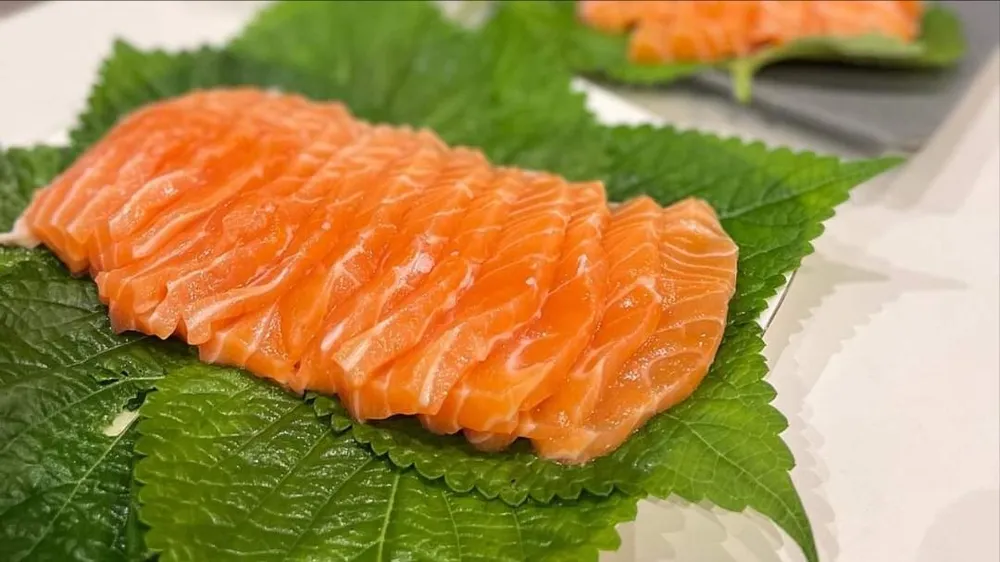 Cá hồi là một trong những loại cá lành mạnh nhất, phù hợp với người muốn giảm cân. ẢNH: H. QUYÊN Ăn gì để giảm cân