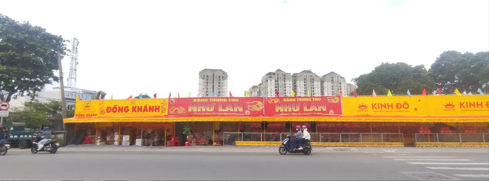 Nhiều hãng bánh trung thu đã bắt đầu bày bán tại TP. Thủ Đức. ẢNH: HỒNG NHẬT BÁNH TRUNG THU