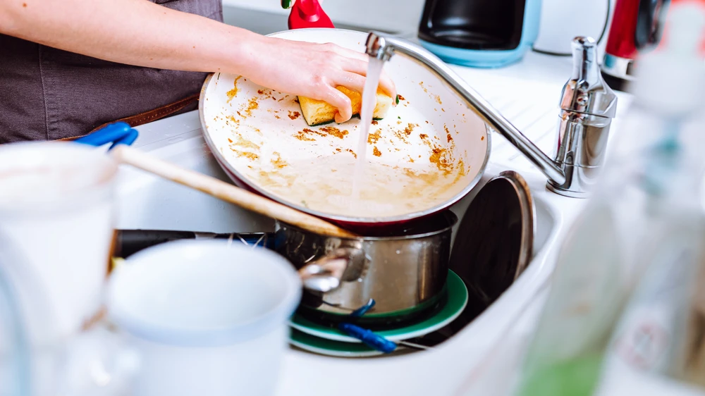 Rửa chén bát sai cách sẽ gây ảnh hưởng tới sức khỏe của các thành viên trong gia đình. ẢNH: Canva RỬA CHÉN BÁT