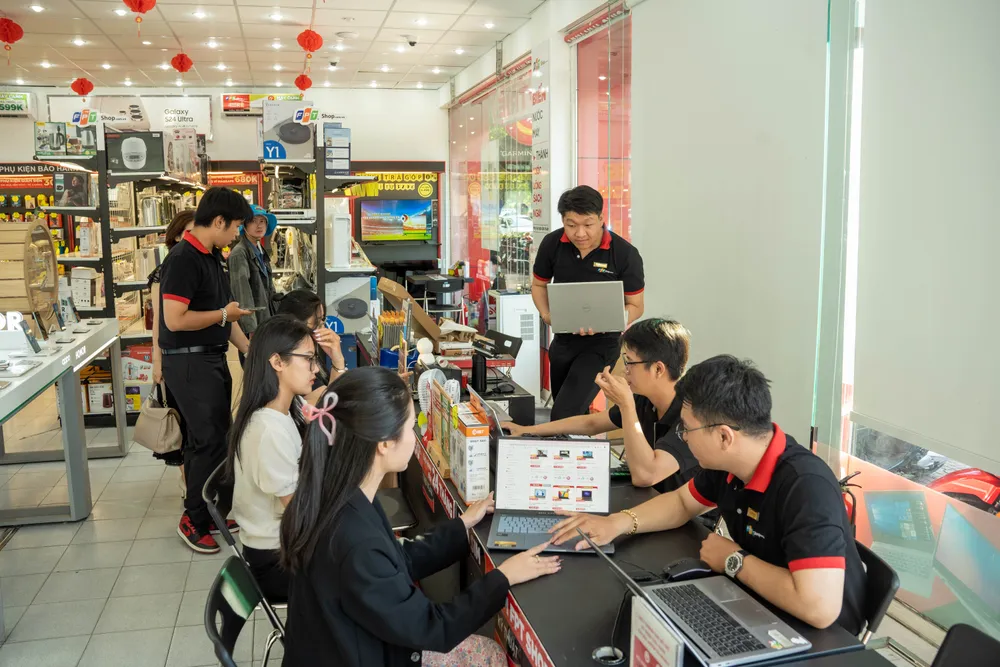 Nhu cầu mua sắm máy tính cá nhân tăng cao trong mùa năm học mới. ẢNH: T. HÀ máy tính cá nhân